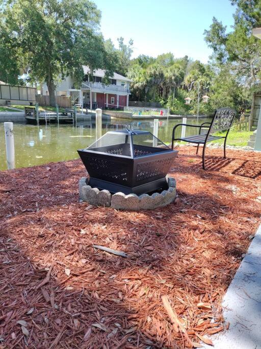 Cozy Vintage Waterfront Home With Fireplace And Kayaks Spring Hill Exterior foto