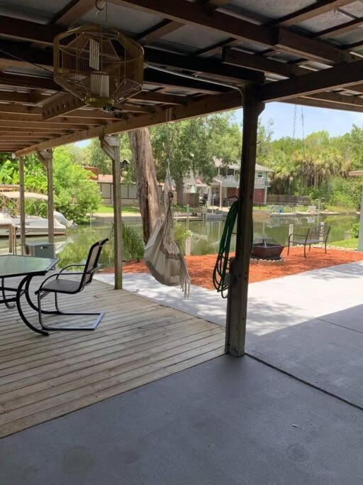 Cozy Vintage Waterfront Home With Fireplace And Kayaks Spring Hill Exterior foto